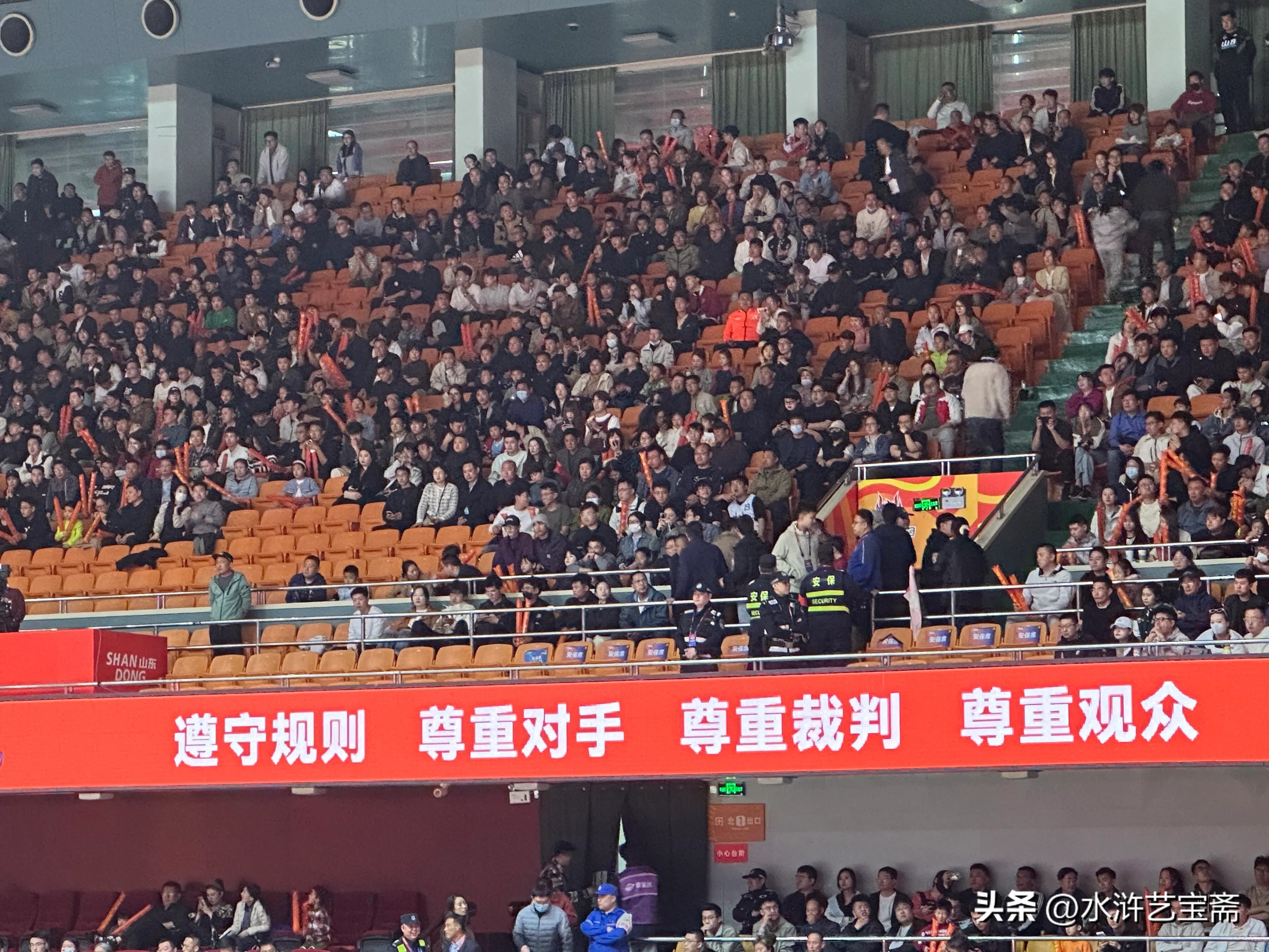 山东男篮训练开放日,赛后外线爆发引观众欢呼,欧联在即,球队文化被再次提及 山东男篮训练开放日,赛后外线爆发引观众欢呼,欧联在即,球队文化被再次提及