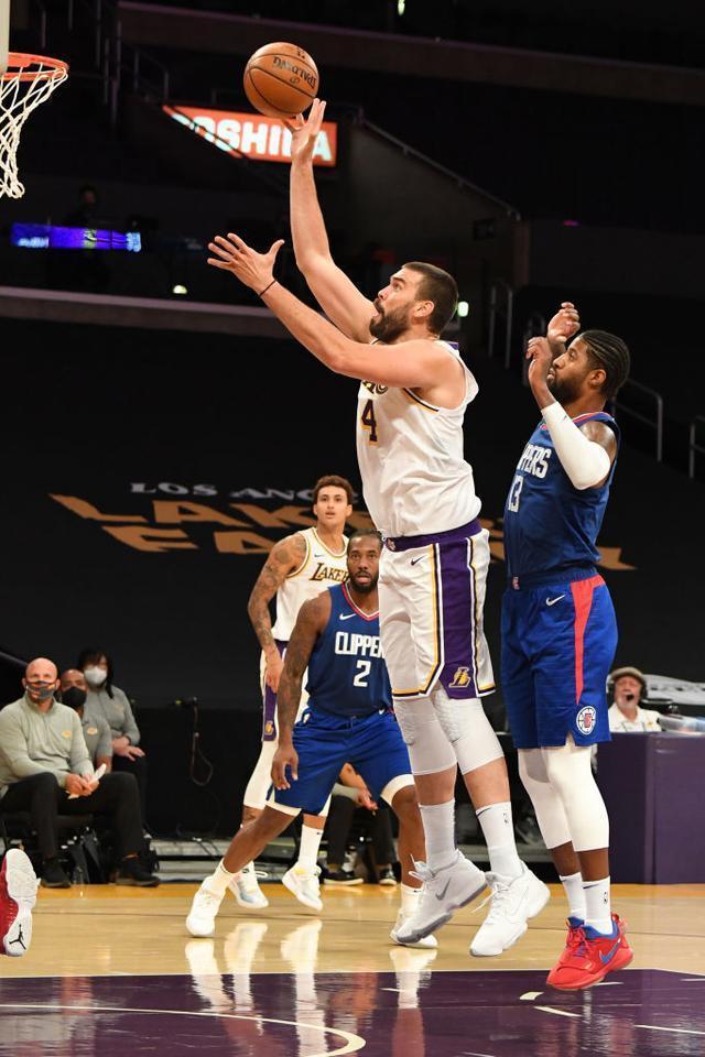 包含篮球赛场再起风云:皖南青龙队爆冷姑苏火狐队,新援首秀制胜精神属性拉满的词条 包含篮球赛场再起风云:皖南青龙队爆冷姑苏火狐队,新援首秀制胜精神属性拉满的词条