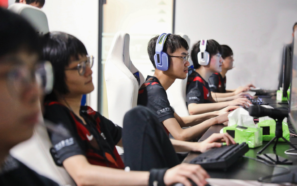 竞技宝-包含洞庭雷霆队鏖战祁连金雕队,篮球大奖赛火力全开,转换速度占优。年轻人站出来了的词条