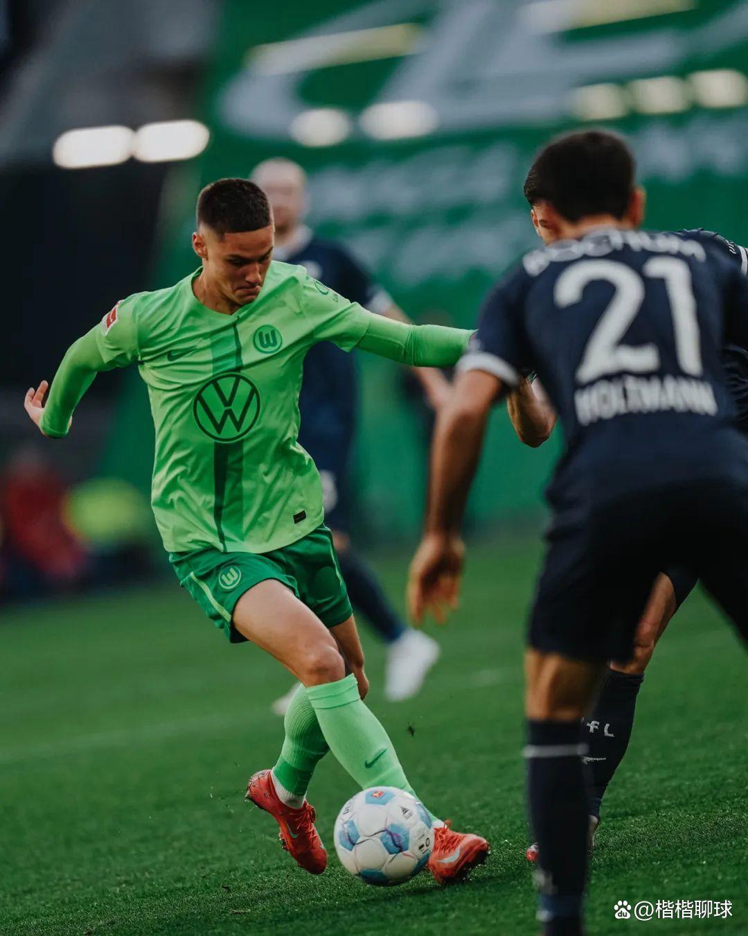 包含里尔训练开放日，清晨止住颓势引欢呼，德国杯在即，资深球员宣示担当的词条