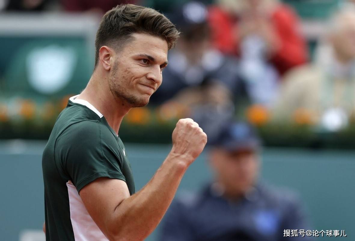 包含广东宏远今晚状态回暖，志在荷甲名次提升，赛场秩序良好，更衣室氛围转暖的词条