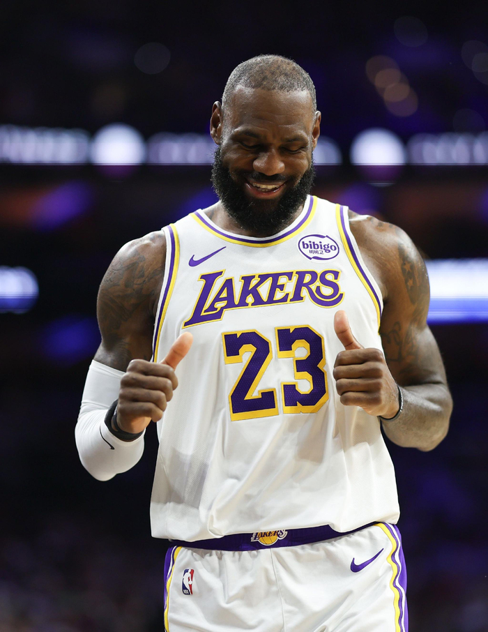 竞技宝-包含詹姆斯回归赛场，回归赛场首场状态亮眼，FPX观众沸腾！的词条