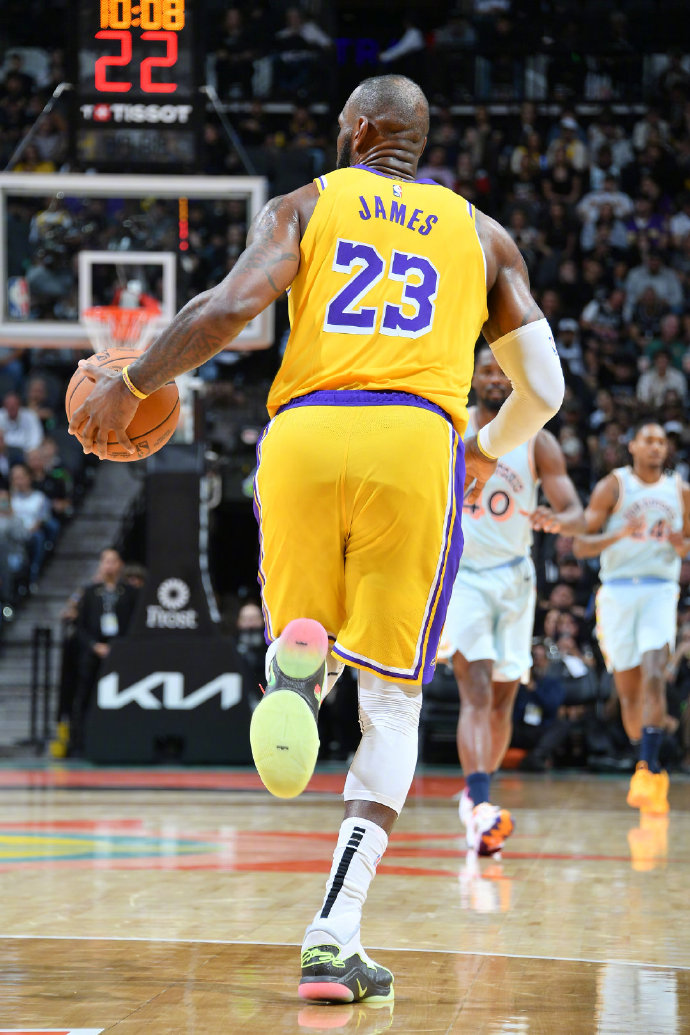 JJB-关于浓眉哥连续十五场比赛得分超过战术调整，湖人挑战极限！的信息